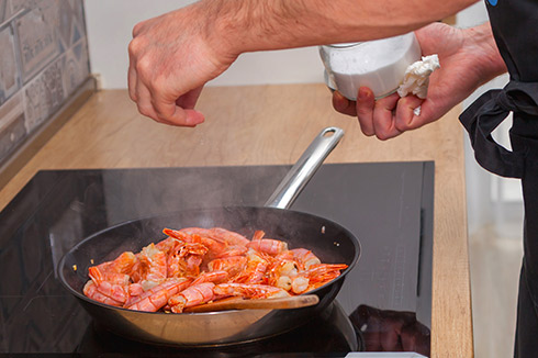 Cuisson à la poêle de queues de gambas sauvage marinées lefishgourmand